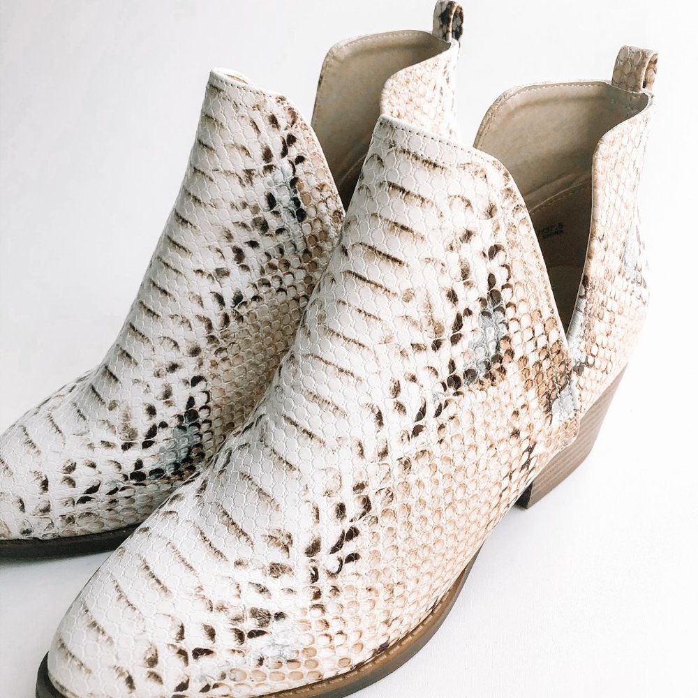 🎉3xHP Mid-week Refresh🎉CL by Laundry Block Heel Bootie Snakeskin Size 6.5